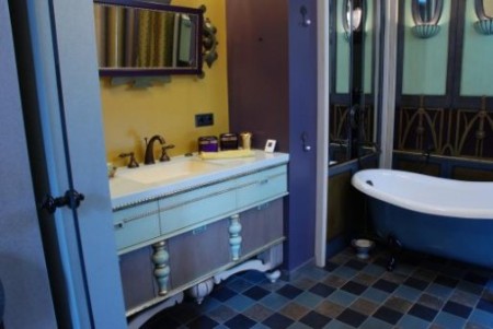 Klasikiniai mediniai vonios baldai Vilniuje