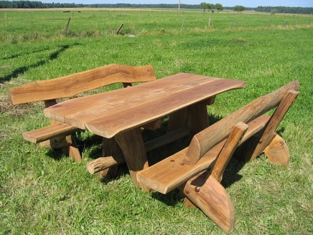Tauragėje mediniai lauko baldai